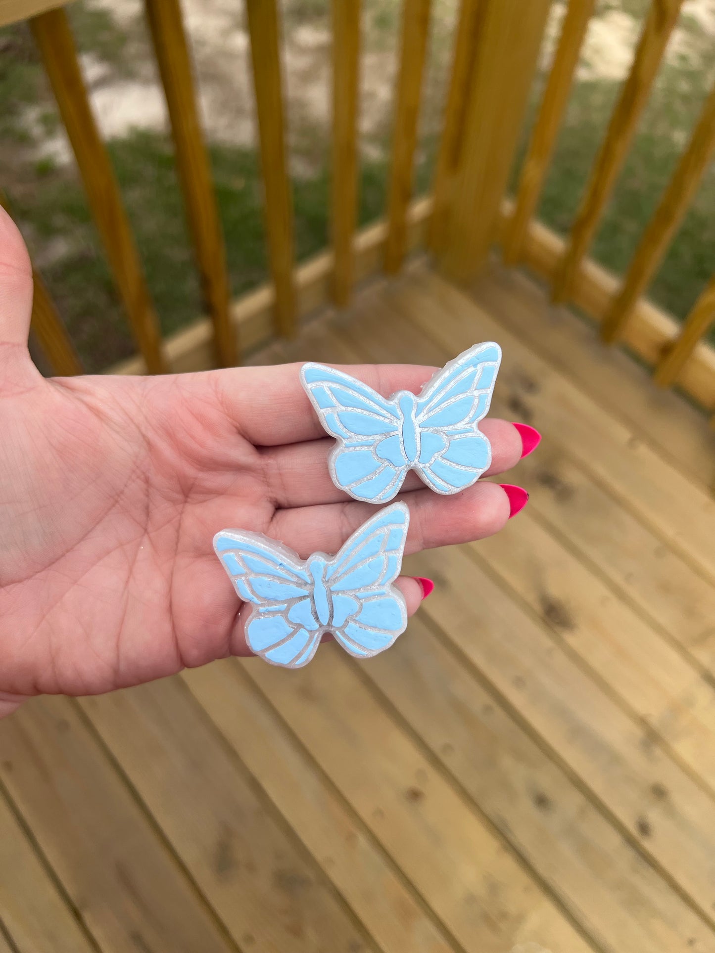 Butterfly vent clips